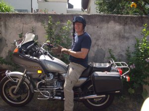 Immer wieder gerne auf zwei Rädern unterwegs. Aber unaufgeregt ;-) Alles mal gehabt. Von der 50er Kreidler bis zur 400er Suzuki Enduro, einer BMW R80GS bis zum 750er Tourer. Zuletzt eine GL 500 Silverwing.
